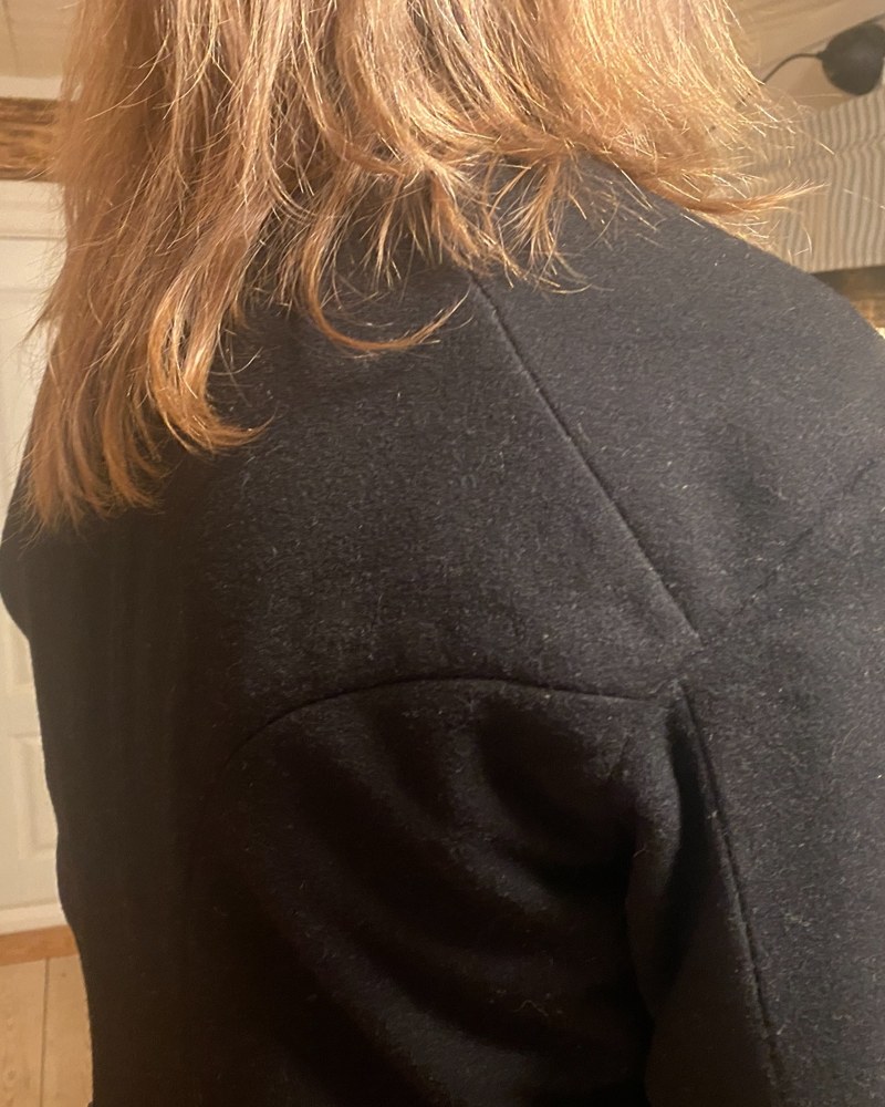 Svart överdel sedd bakifrån