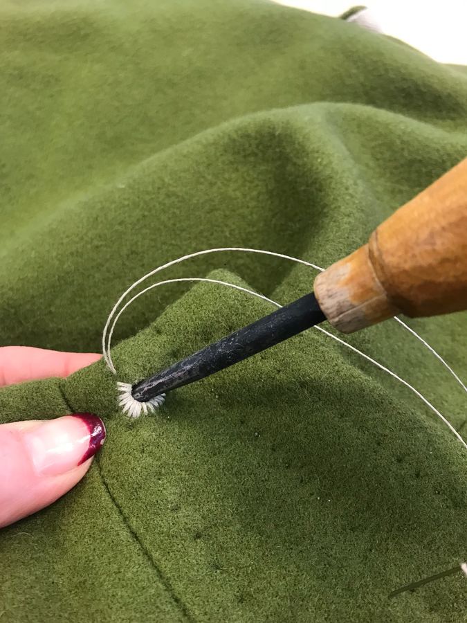 Broderad detalj och band